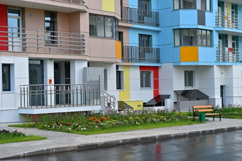 Дом с трехцветным фасадом введут по реновации в Северном Бутово в этом году