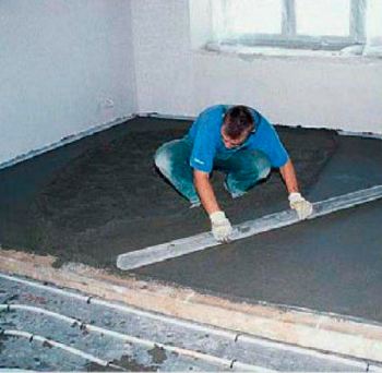 Для полов с подогревом подходят также  полусухие бетонные стяжки