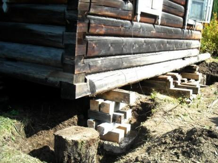 фундамент под старенькым древесным домом