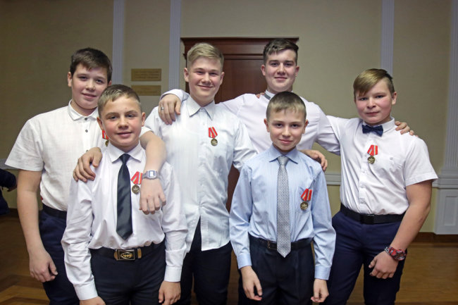На Среднем Урале школьников наградили за спасение людей