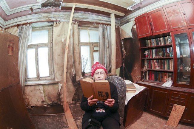Ростовчане спасают пенсионерку, которую власти оставили в ледяной квартире