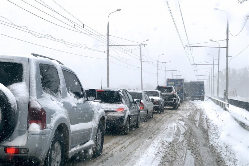 Гидрометцентр призвал московских водителей сменить резину