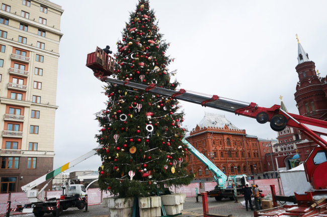 Как украсили новогоднюю елку на Манежной площади