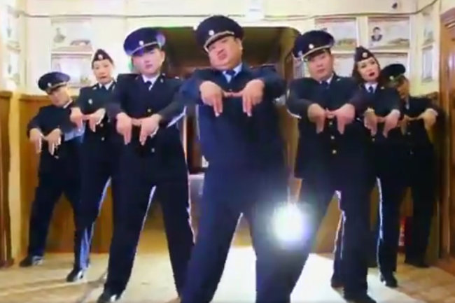 В Якутии танцующих полицейских попросили повторить концерт