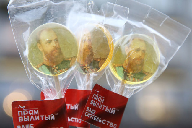 Туристов возмутили леденцы с портретами российских императоров