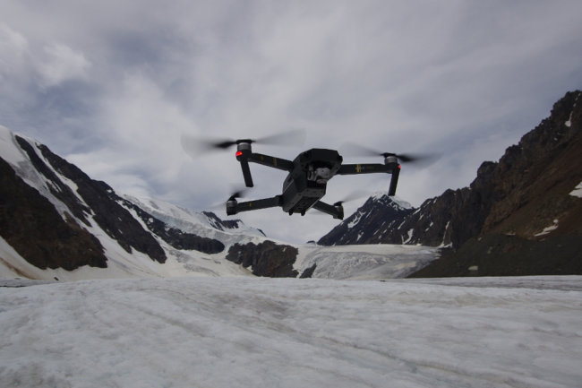 Самый быстротающий ледник России изучат с помощью дронов