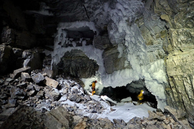 У Байкала нашли пещеру с останками тысяч древних летучих мышей