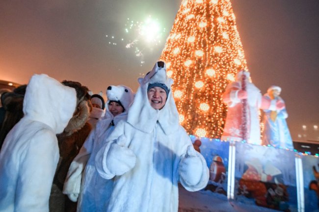 В Якутске зажглась первая в стране новогодняя елка