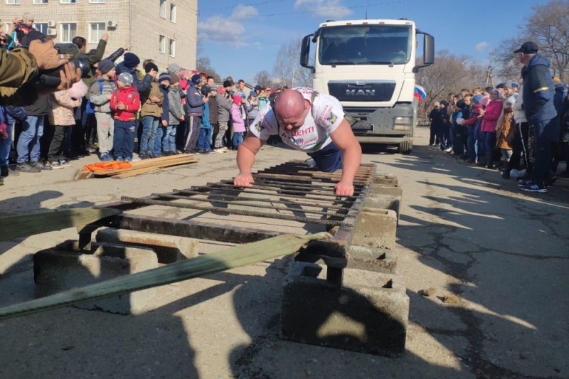 Приморский силач Иван Савкин установил сразу два рекорда