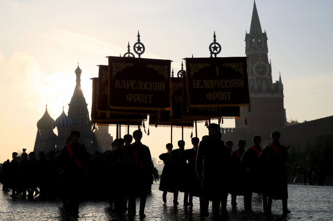 Марш в честь парада 1941 года начался на Красной площади в Москве