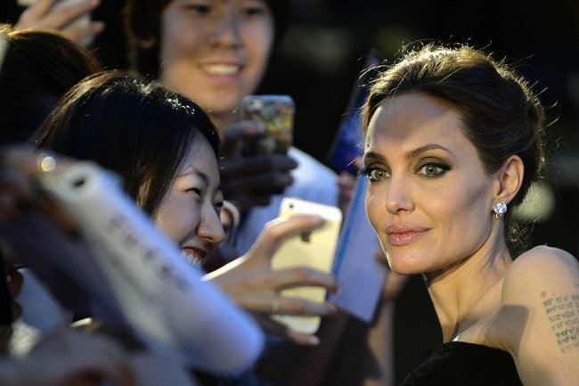 Житель Екатеринбурга выставил на продажу автограф Анджелины Джоли