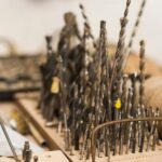 Метчики для нарезания резьбы: виды, характеристики и правила использования close-up-baker-with-machine_23-2149233717