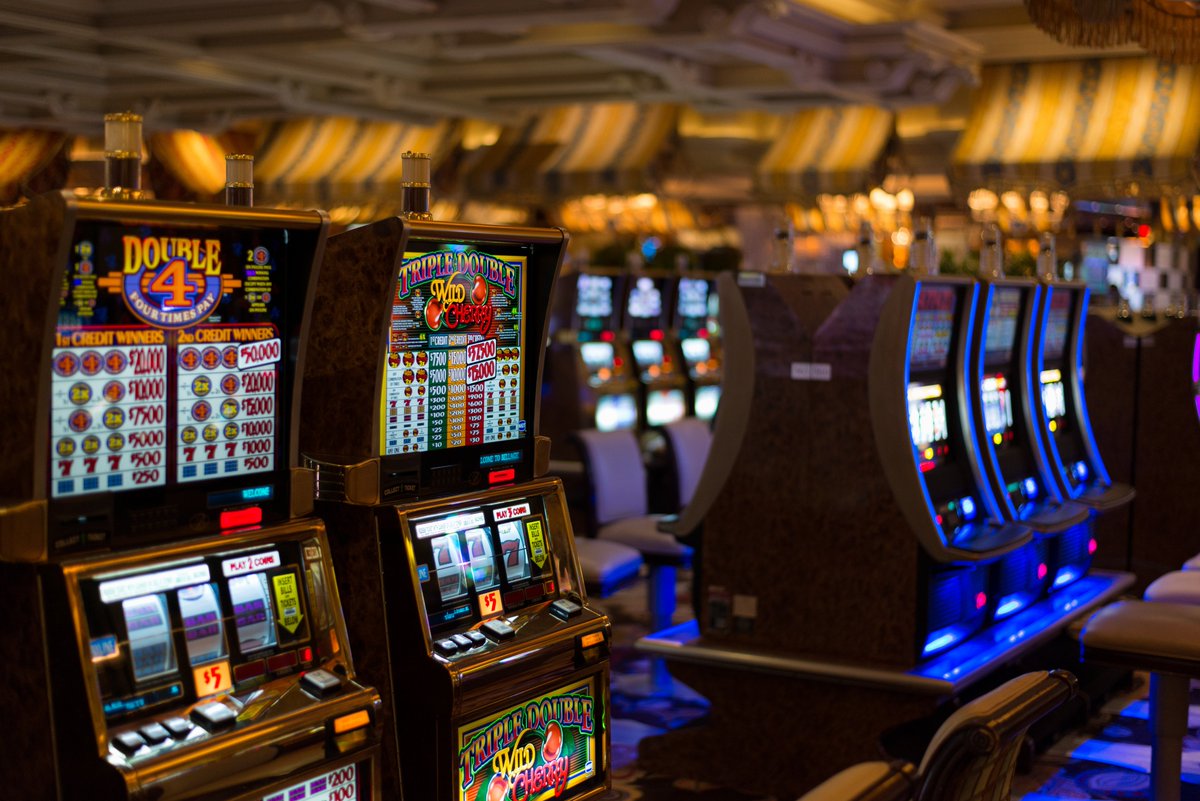 Игровые автоматы на телефоне azartzal1. Крупье казино Лас Вегаса. Казино в Лас Вегасе Шатл рояль. Игровые автоматы Vulcan Vegas. Игровой аппарат Cairo Casino.