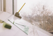 Демонтаж зеркал, картин, полок и карнизов: Практическое руководство