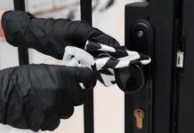 Вскрытие входных дверей: помощь профессионалов в экстренной ситуации