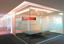 Стеклянные офисные перегородки: стиль, свет и функциональность